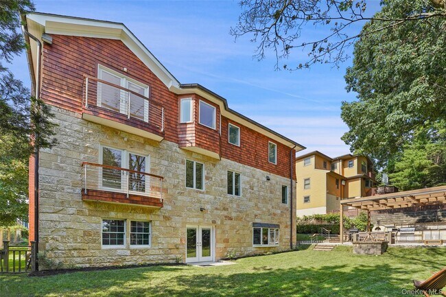 Building Photo - 2 Hudson St