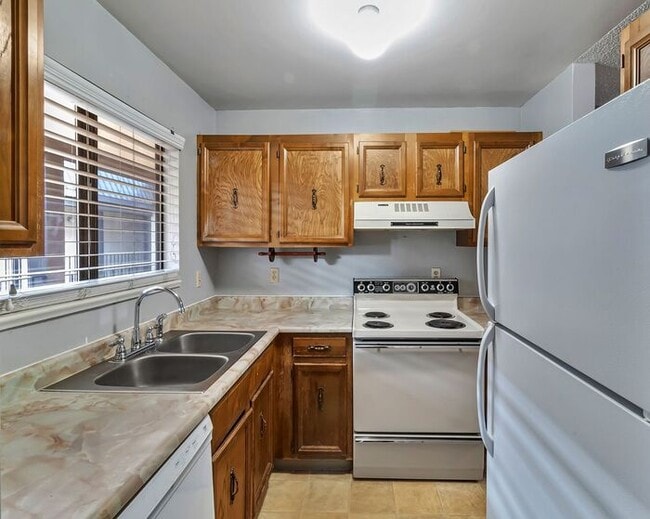 Building Photo - Bright & Spacious 1BD/1BA Top-Floor Unit w...