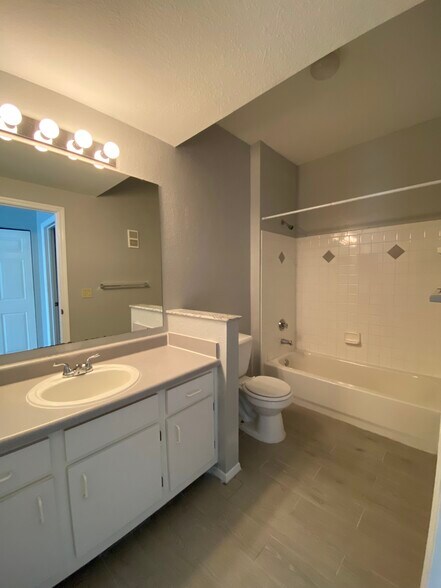 Building Photo - 823 Camargo Way