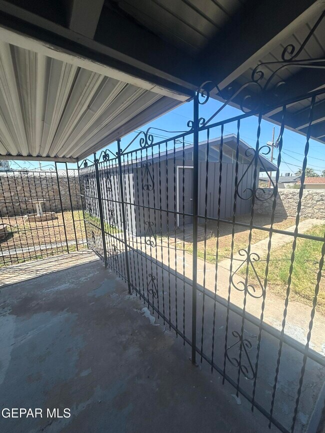 Building Photo - 212 Crestmont Dr