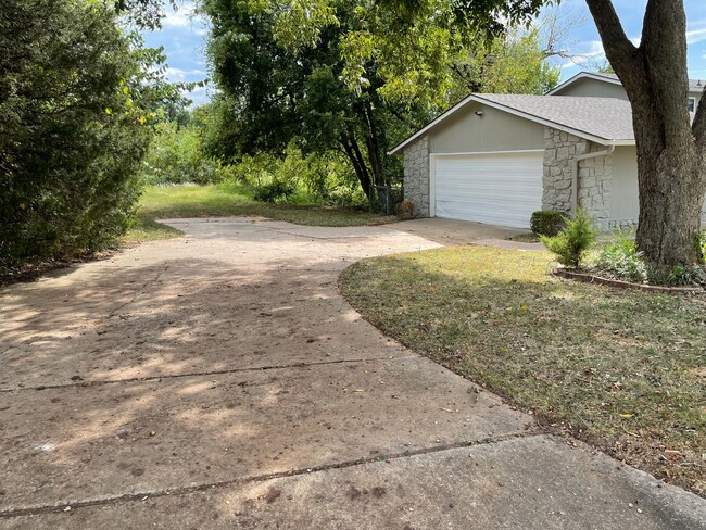 Building Photo - 3 bed 2.5 bath