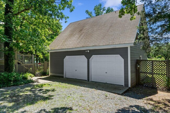 Building Photo - 126 White Oak Dr