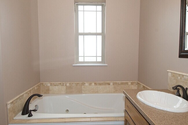 Building Photo - 125 Sagewood Dr