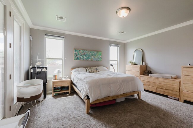 Building Photo - Modern 5 Bedroom Home with Solar Panels - MOVE IN SPECIAL: FIRST MONTH FREE!