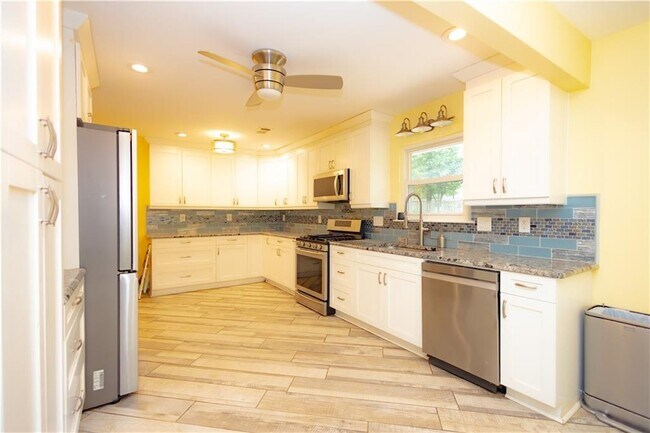 Building Photo - 3233 River Oak Pl