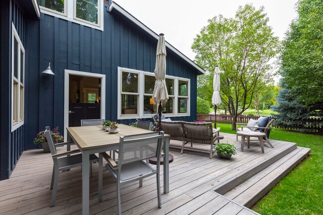 Building Photo - 405 Meadow Ct