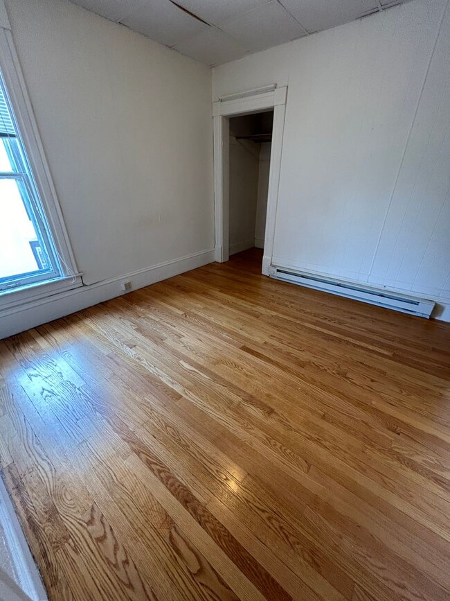 Building Photo - 2 Bedroom 1 Bathroom Apartment