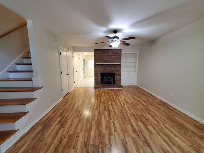 Building Photo - "Charming 2-Bed Townhouse Retreat with Modern Comforts in Hendersonville!"