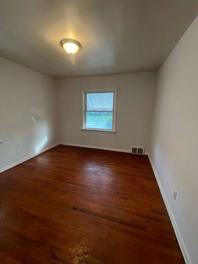 Building Photo - A Single family home with Garage in Garfie...