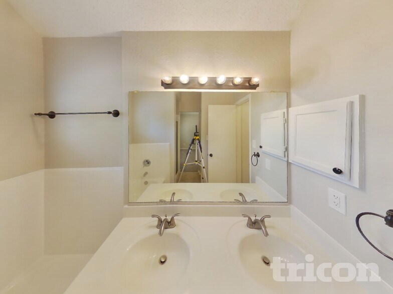 Building Photo - 6621 Brookhaven Trail