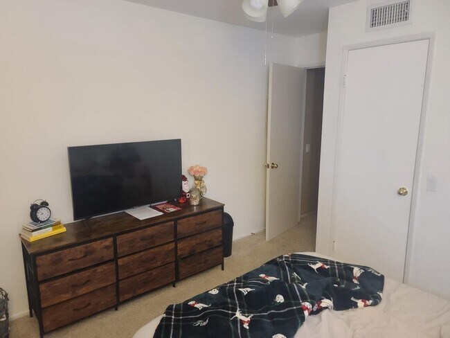 Building Photo - 235 S Cross Creek Rd