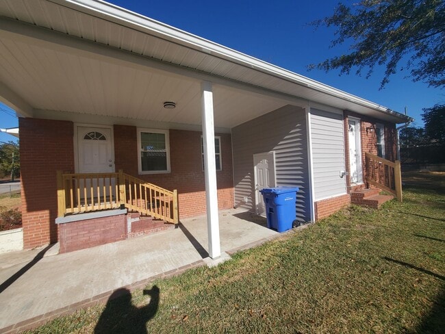 Building Photo - 1208 Hillsboro St