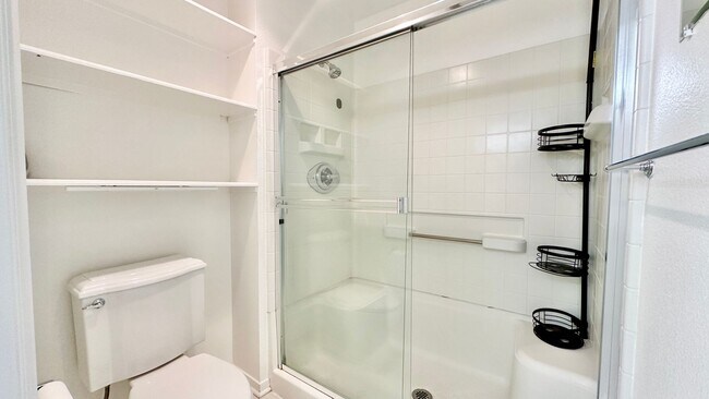 Building Photo - Bright + Spacious First-Floor Condo in Par...