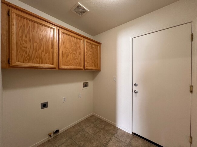 Building Photo - Centrally located 3 bedroom home in Fernley- 3 car garage