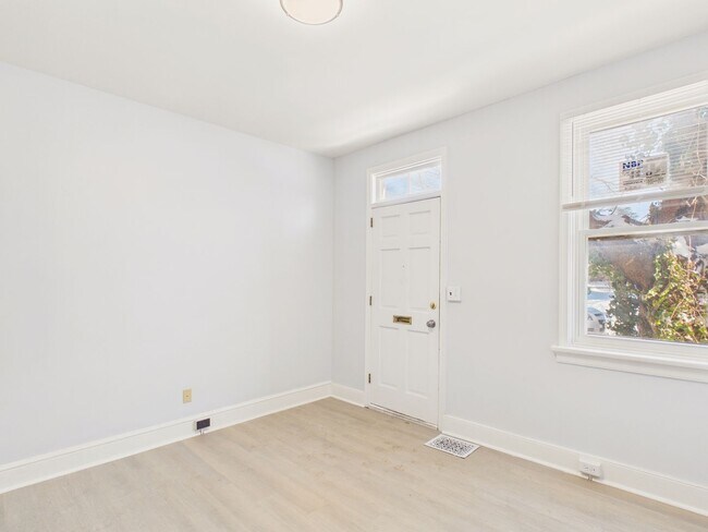 Building Photo - 2 Bedroom Single Family on Penn with Bonus Room