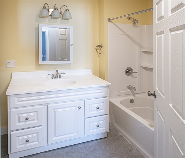 Building Photo - 140 Main St