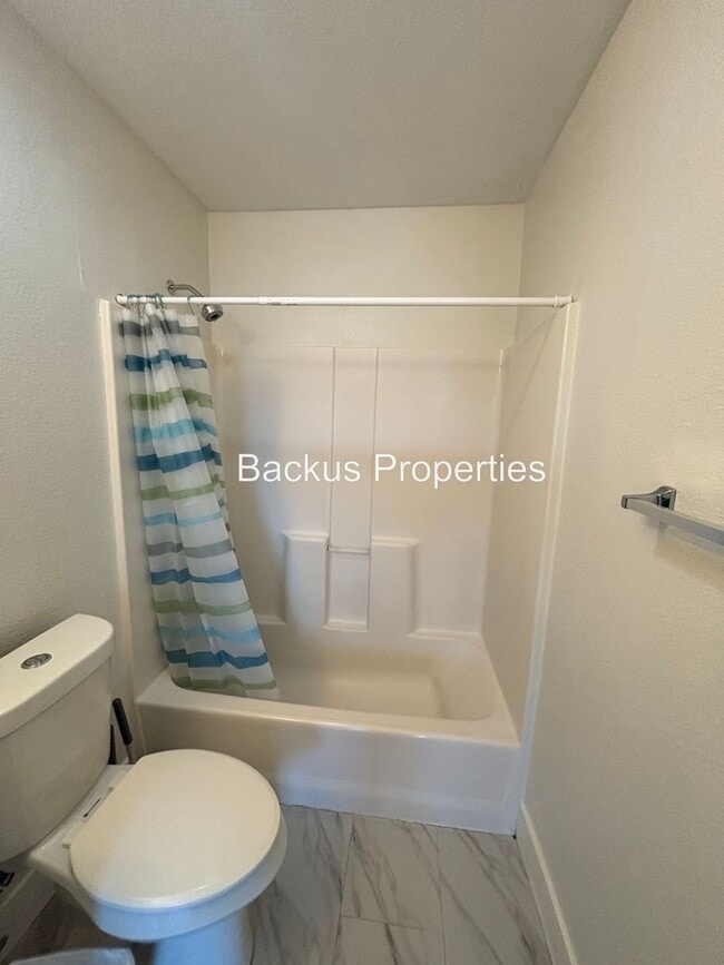 Building Photo - Updated three-bedroom unit in North Salinas