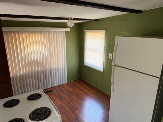 Building Photo - AVAILABLE NOW!