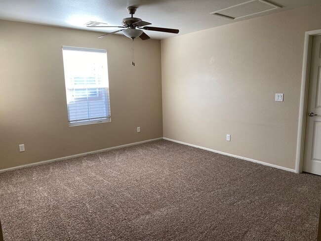 Building Photo - Beautiful 3 bedroom available