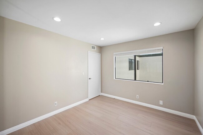 Building Photo - 10574 Sunland Blvd