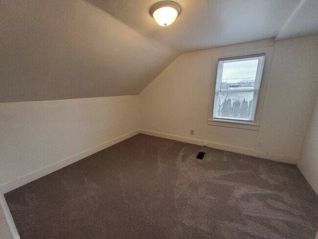 Building Photo - 928 W Kamps Ave