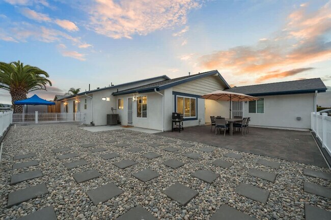 Building Photo - 10983 Parkdale Ave