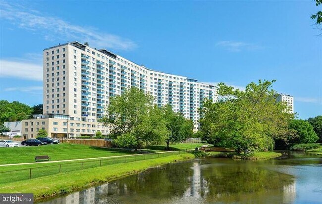 Building Photo - 10401 Grosvenor Pl