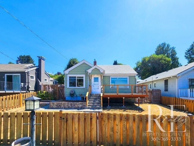 Building Photo - Classic Charmer with Water Views in the Heart of Manette