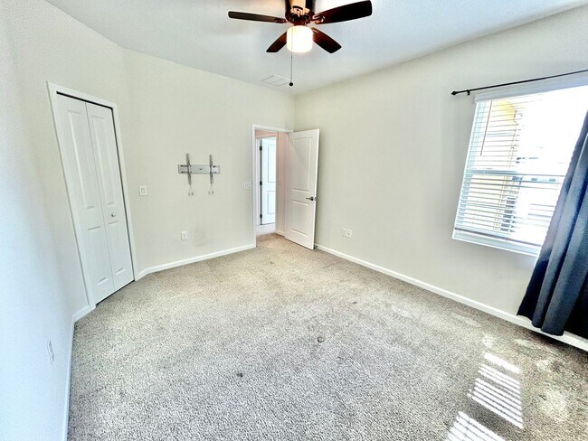 Building Photo - Upscale 3Beds/2.5Baths Townhouse living in...