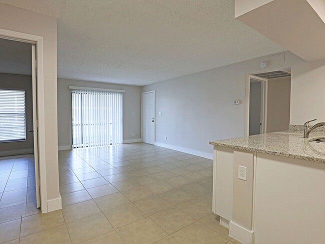 Building Photo - $ 250 OFF SECOND MONTH RENT AVAILABLE NOW ...