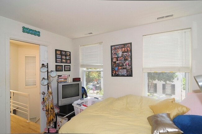 Building Photo - Georgetown Townhouse (Close to the West End and Dupont)