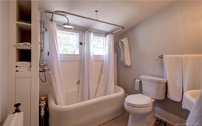 Building Photo - 96 Kings Hwy N