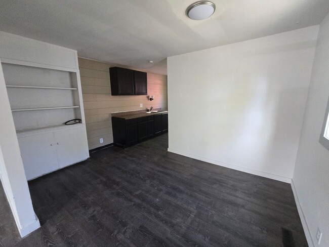 Building Photo - 3 bed 1 bath house w/ fenced in yard