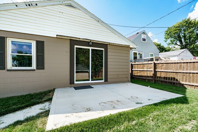 Building Photo - 1701 Briedweng Ave