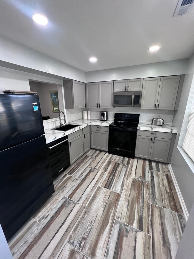 Building Photo - 5627 Onslow Way