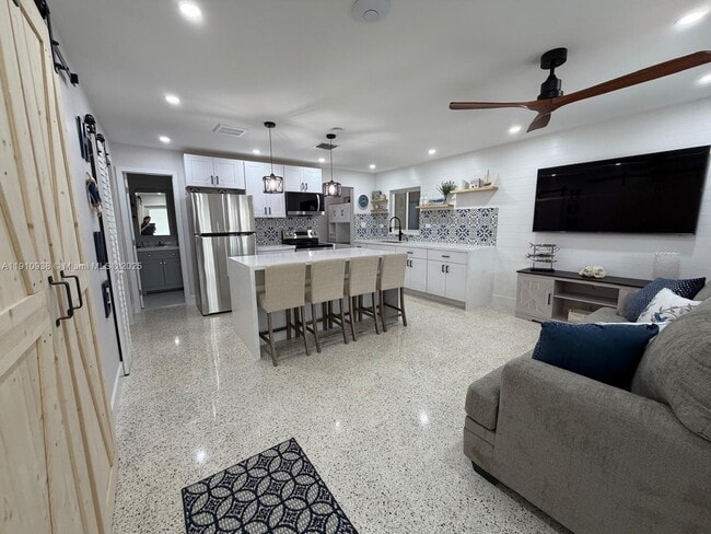 Building Photo - 219 S Bay Harbor Dr