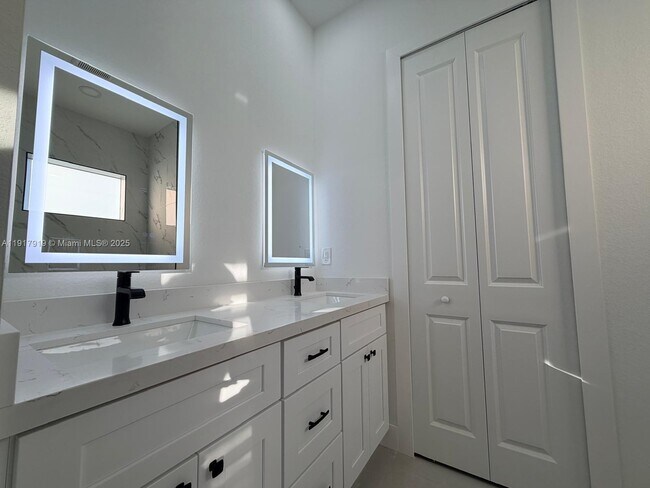 Building Photo - 1144 Mobley St E