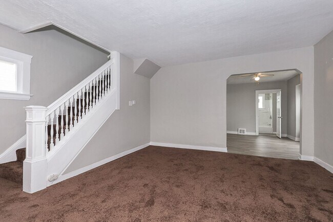 Building Photo - Spacious 3 bedroom/1 bath Single house! Ga...