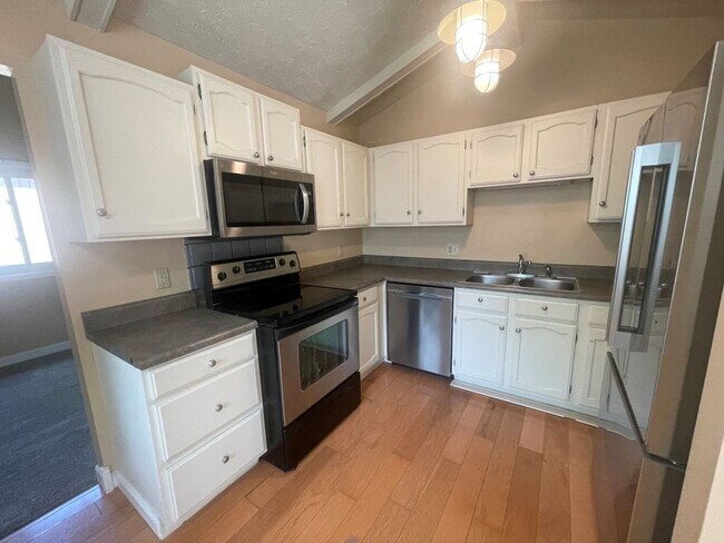 Building Photo - Bellevue Home For Rent!