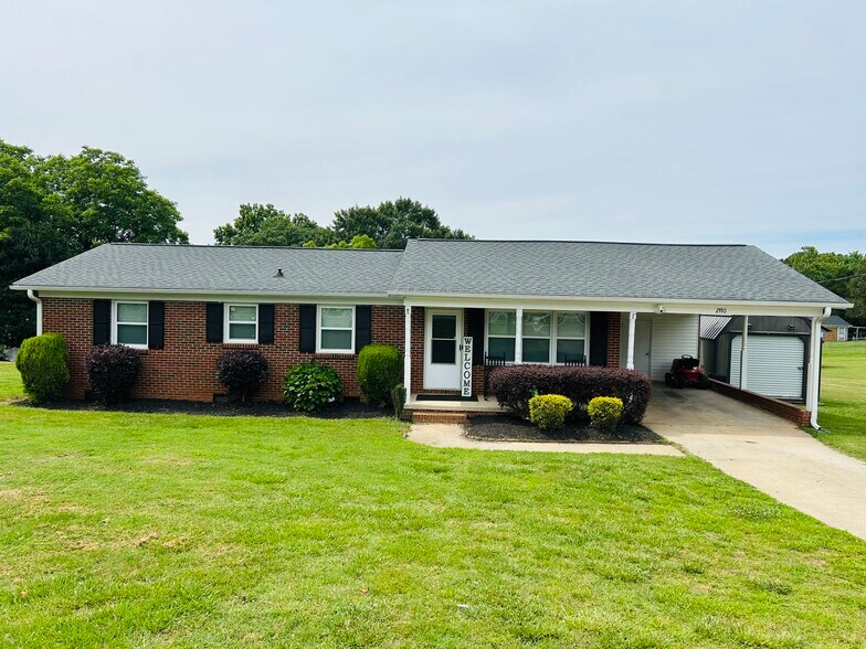 Primary Photo - 2110 S Post Rd