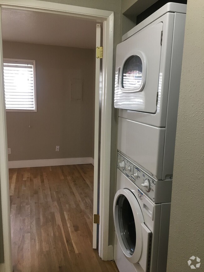 Building Photo - Super cute top level 1 bed w/ washer/dryer...