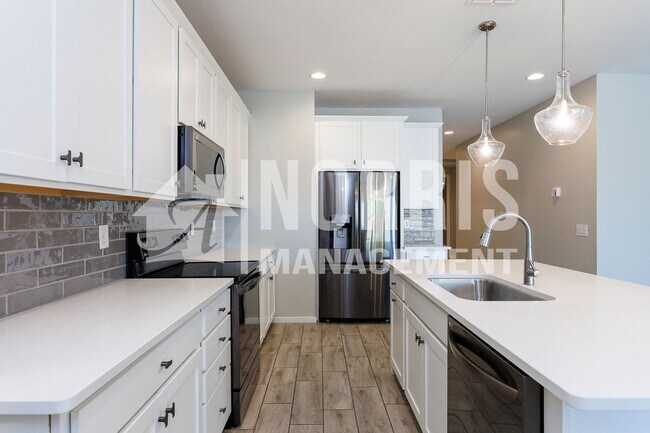 Building Photo - Beautiful Brand New Home with A POOL!