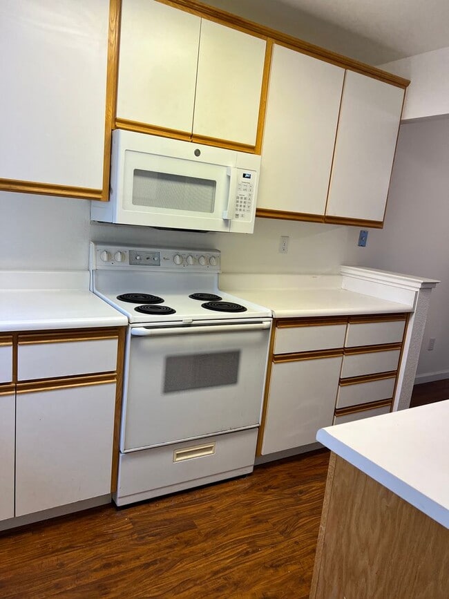 Building Photo - 2598 Oak Rd