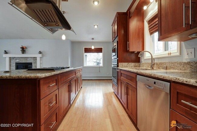 Building Photo - PRICE DROP!| BEAUTIFUL, FULLY UPDATED SING...