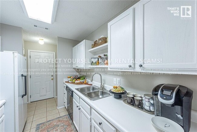 Building Photo - 3206 W Oakfield St