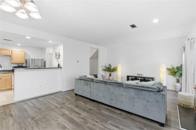 Building Photo - 1512 Stoneleigh Way