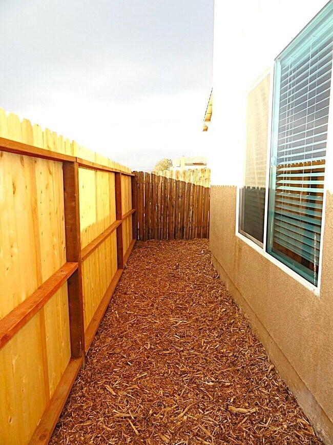 Building Photo - 450 Sherwood Pl