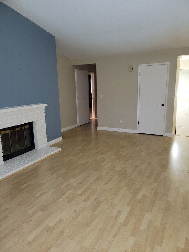 Building Photo - 419 Camelback Rd