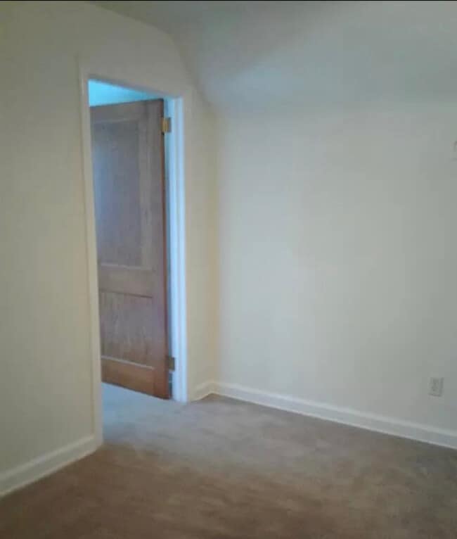 Building Photo - 109 S Sycamore Ave