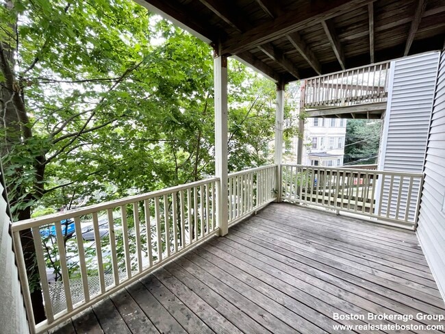 Building Photo - 7 Iroquois St